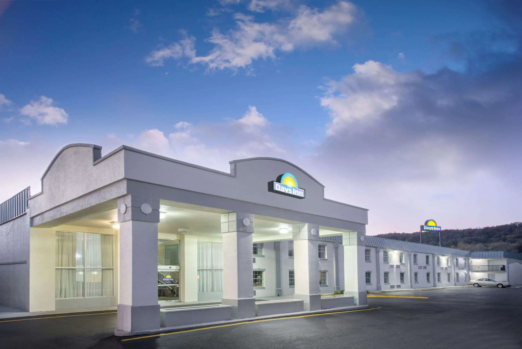 photo 1 of Days Inn by Wyndham Roanoke/Hollins Near I-81