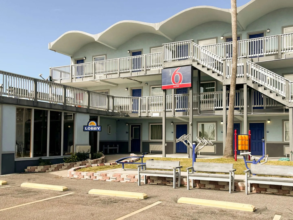 photo 1 of Blue Wave Inn