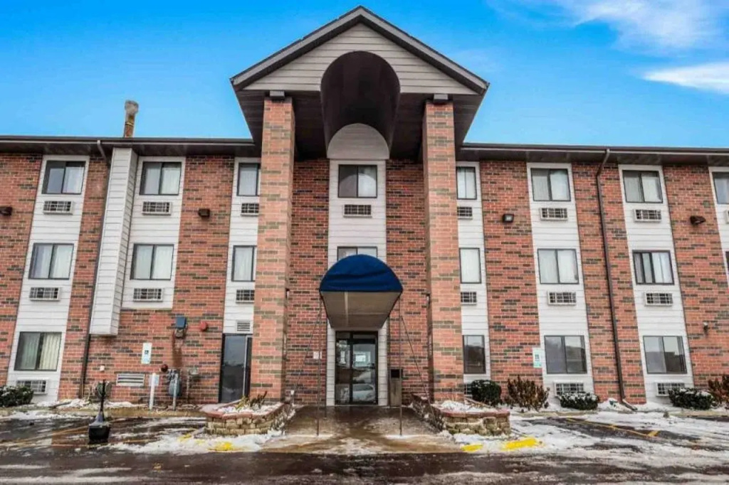 photo 1 of Motel 6 Elk Grove Village, IL