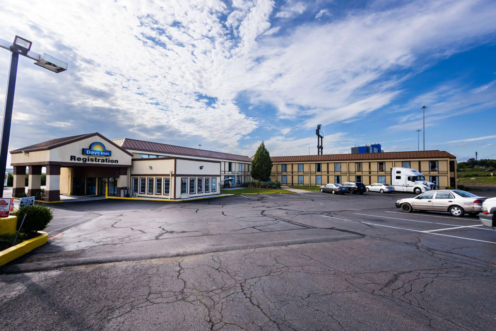 photo 1 of Days Inn by Wyndham Sharonville