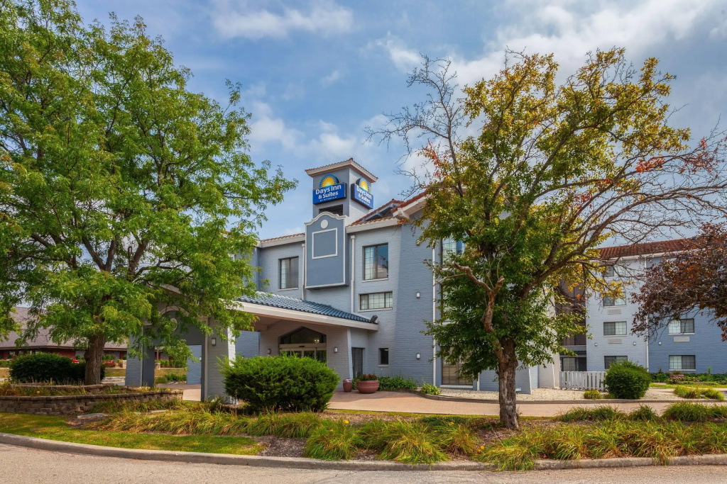 photo 1 of Days Inn & Suites by Wyndham Arlington Heights