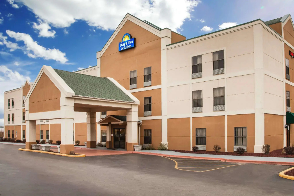 photo 1 of Days Inn & Suites by Wyndham Harvey / Chicago Southland