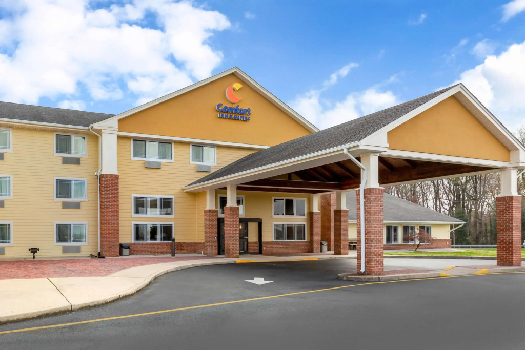 photo 1 of Comfort Inn & Suites Milford