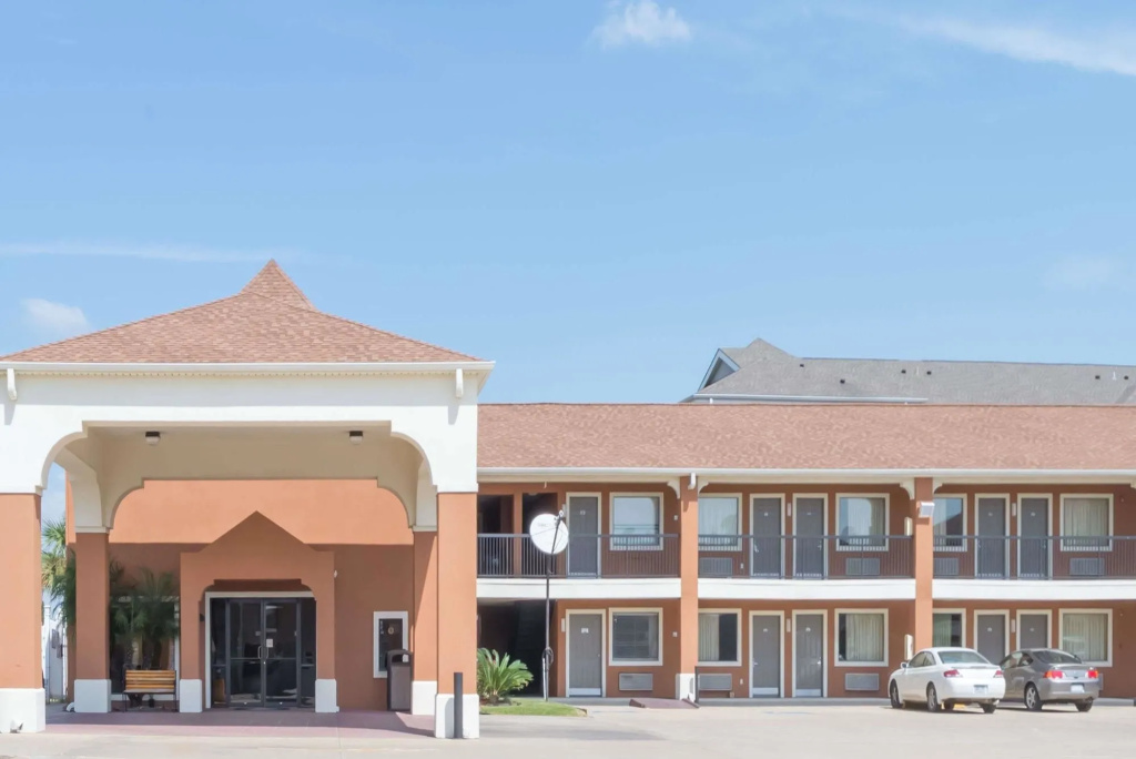photo 1 of Days Inn by Wyndham Sulphur LA