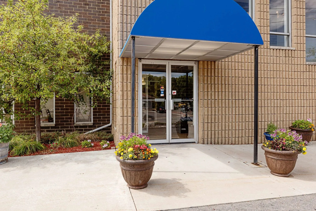 photo 1 of Reliance Inn
