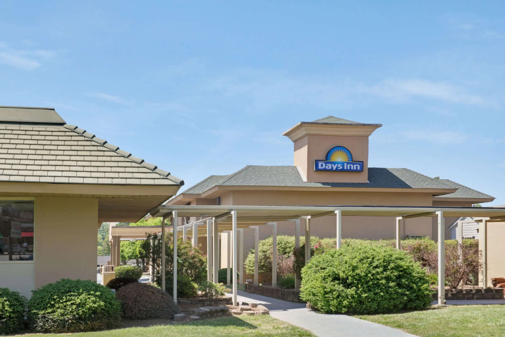 photo 1 of Days Inn by Wyndham Charlotte/Woodlawn Near Carowinds