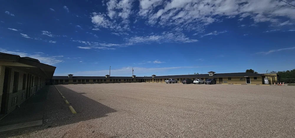 photo 1 of Deluxe Inn Motel