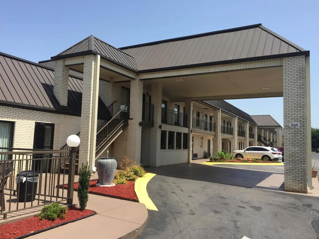 photo 1 of Deluxe Inn and Suites