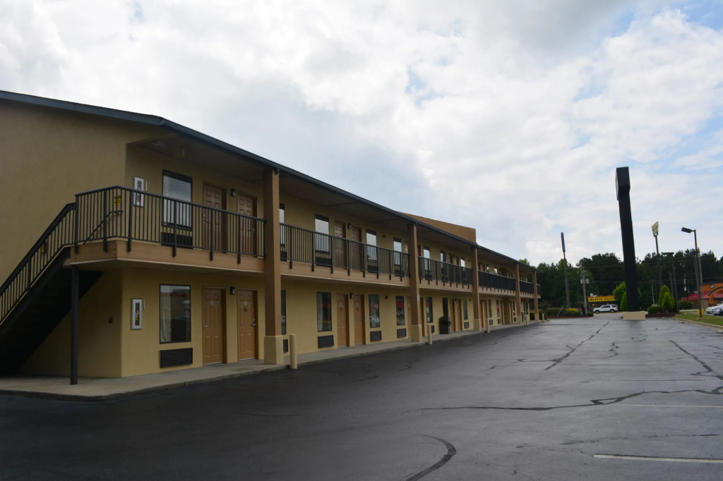 photo 1 of Deluxe Inn Fayetteville - I-95 Exit 49