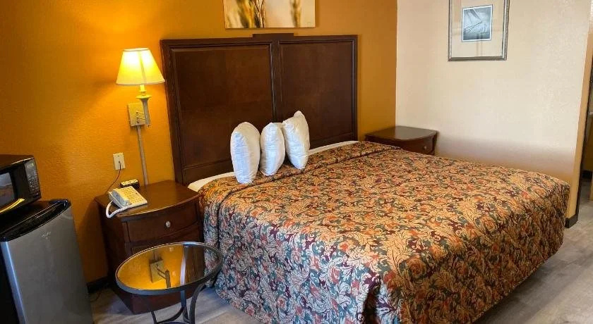 photo 1 of Deluxe Inn