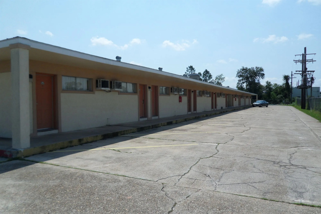photo 1 of Deluxe Inn Motel