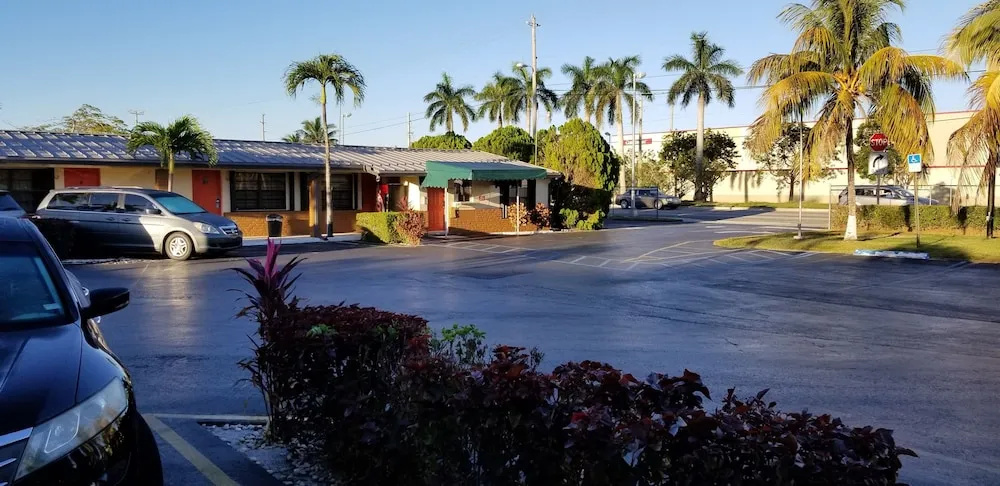photo 1 of Deluxe Inn Motel