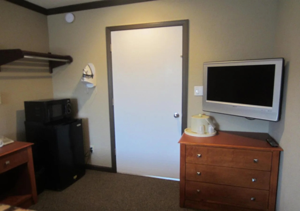 photo 1 of Deluxe Inn Redwood City