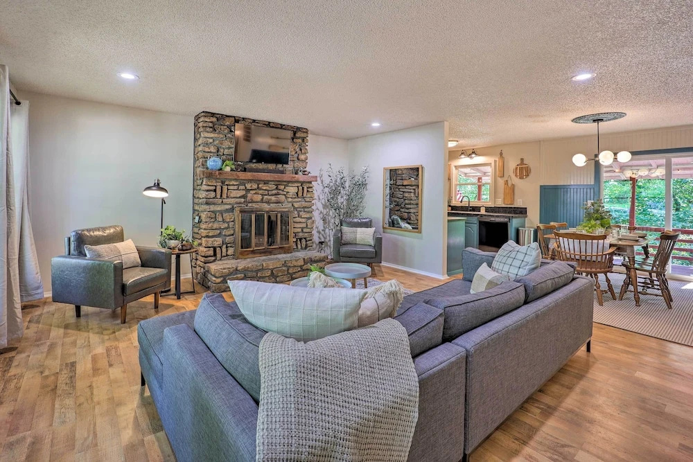 photo 1 of Dog-friendly Bella Vista Home w/ Grill + Deck