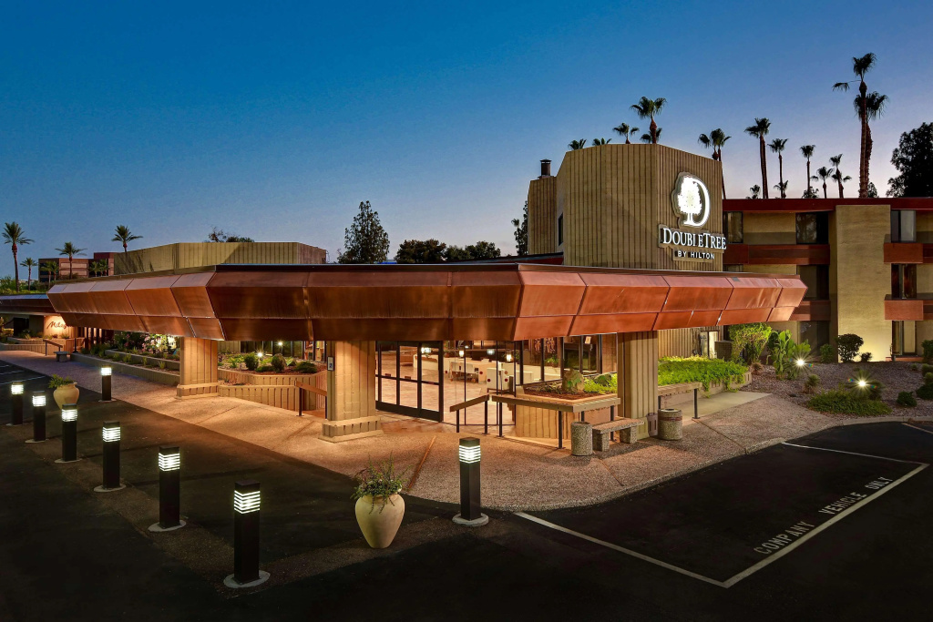 photo 1 of Doubletree by Hilton Phoenix - Tempe