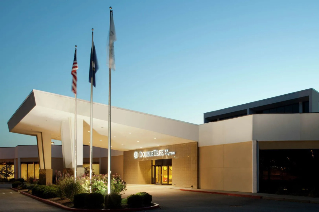 photo 1 of DoubleTree Cincinnati Airport
