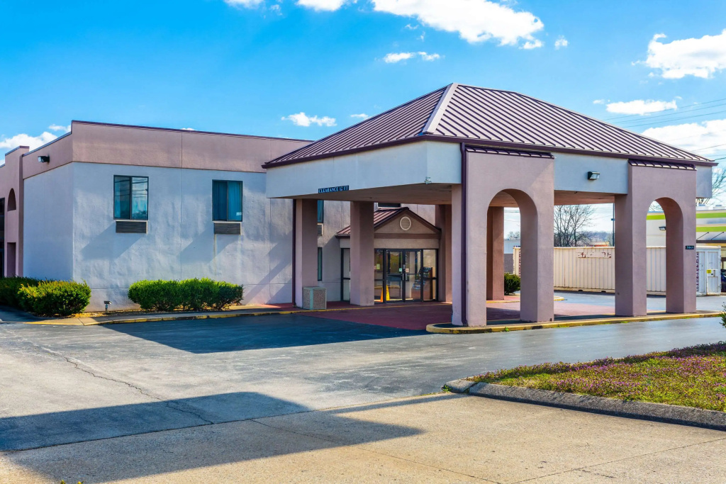 photo 1 of Econo Lodge & Suites Clarksville near Governors Square Mall