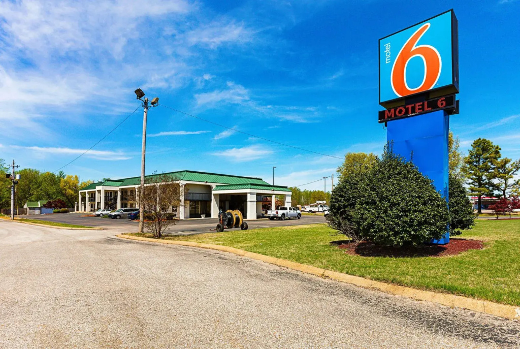 photo 1 of Motel 6 Covington, TN