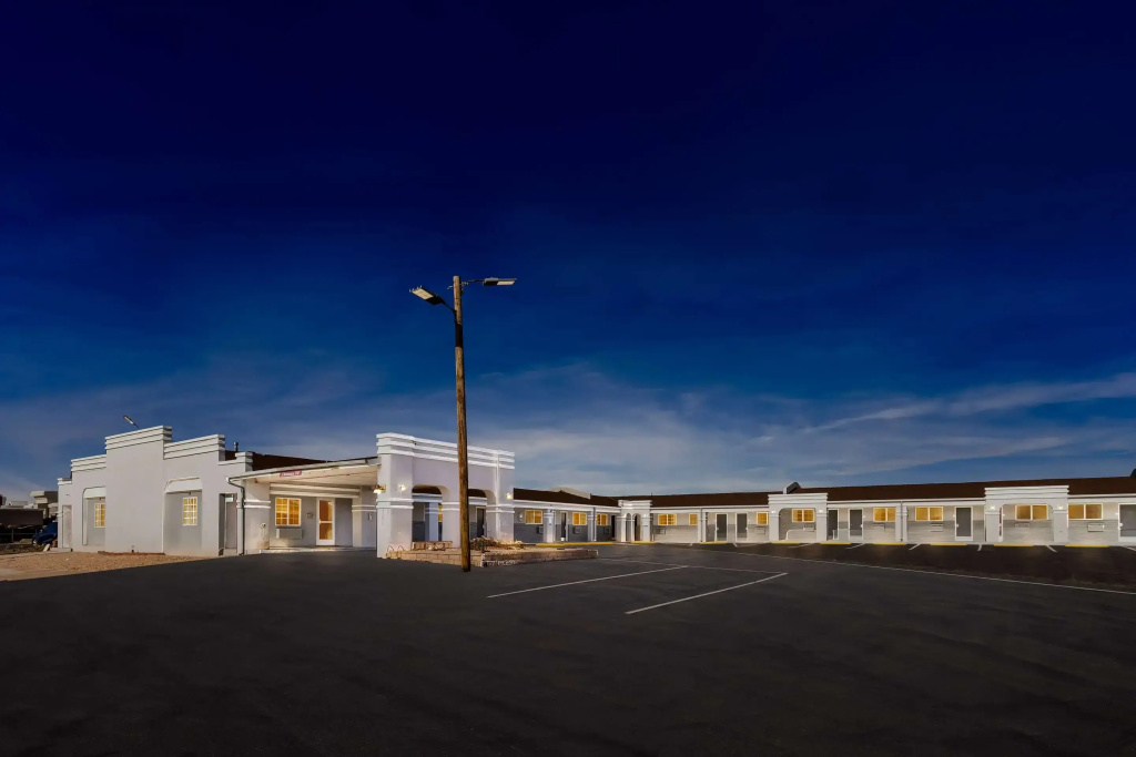 photo 1 of Econo Lodge Inn & Suites Santa Rosa