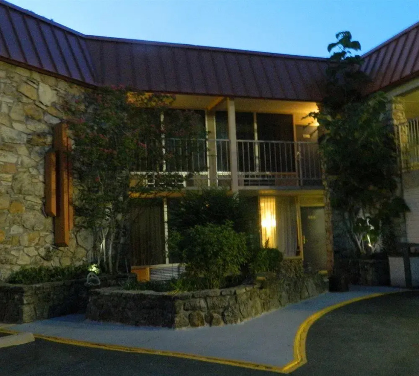 photo 1 of Econo Lodge Eureka Springs