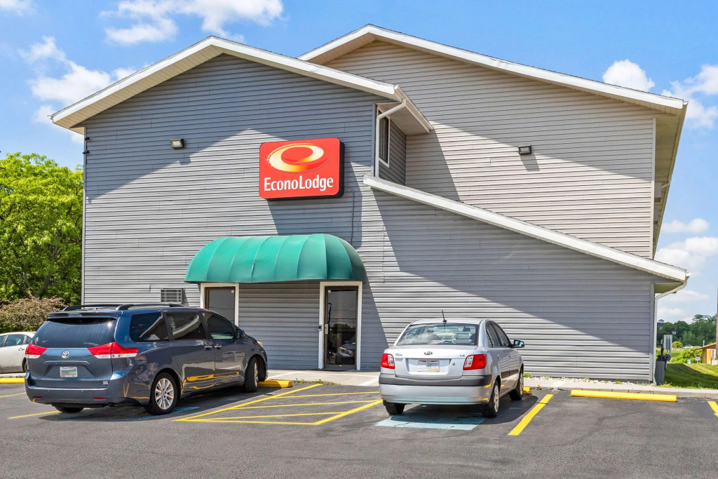 photo 1 of Econo Lodge Akron Copley Northwest
