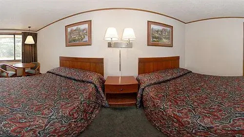 photo 1 of Econo Lodge Airport