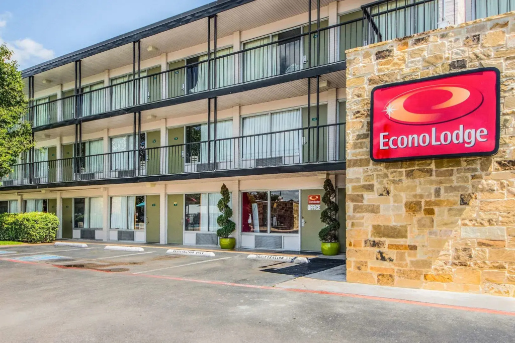 photo 1 of Econo Lodge Airport I-35 North