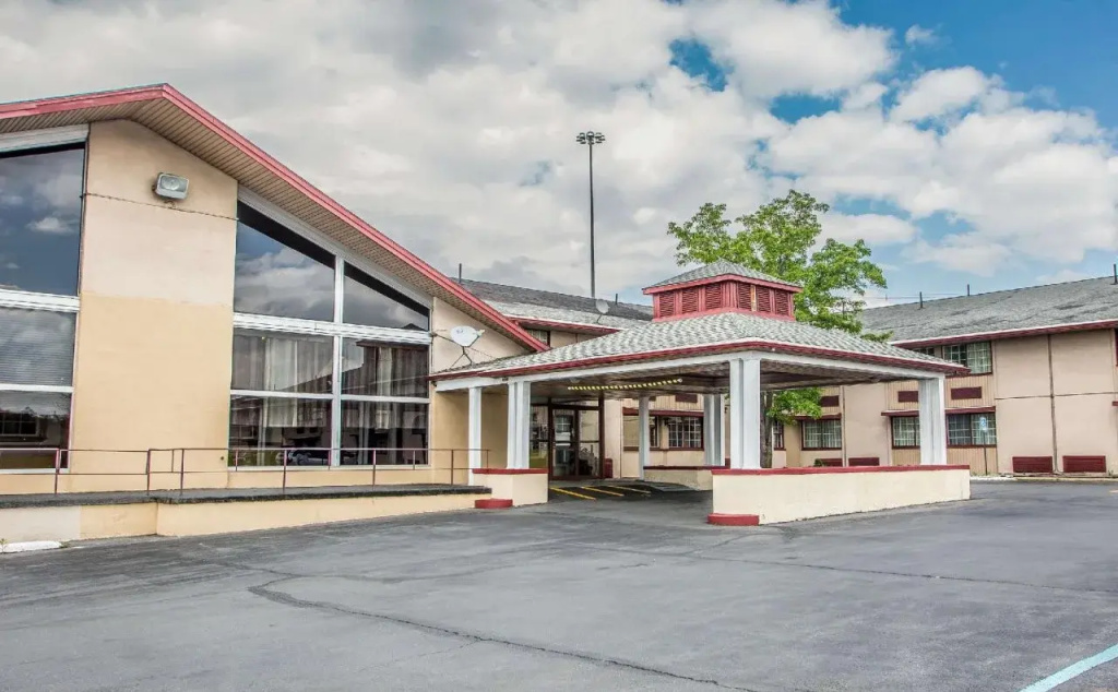 photo 1 of Econo Lodge Breezewood