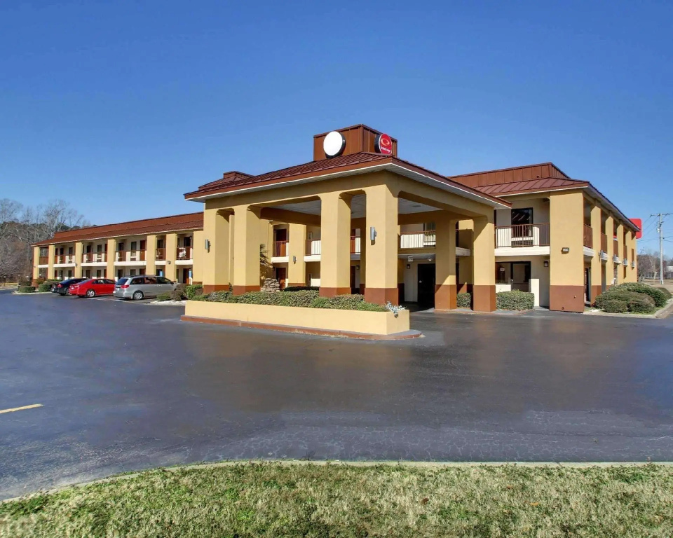 photo 1 of Econo Lodge Clinton - Jackson West