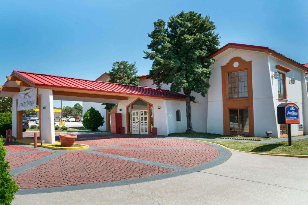 photo 1 of Howard Johnson by Wyndham Atlanta College Park