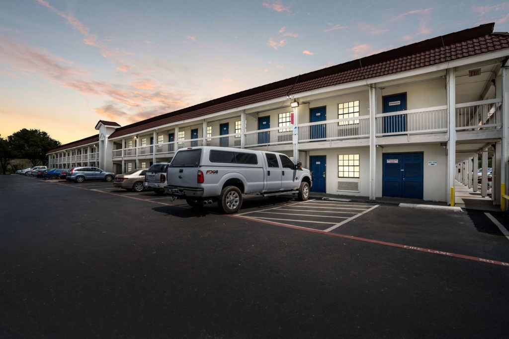 photo 1 of Motel 6 Dallas, TX - Market Center