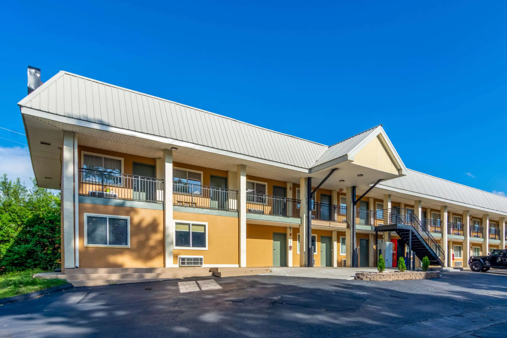 photo 1 of Econo Lodge East Ridge