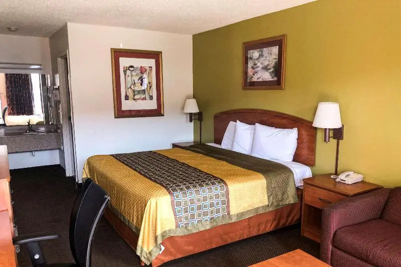 photo 1 of Econo Lodge Erie