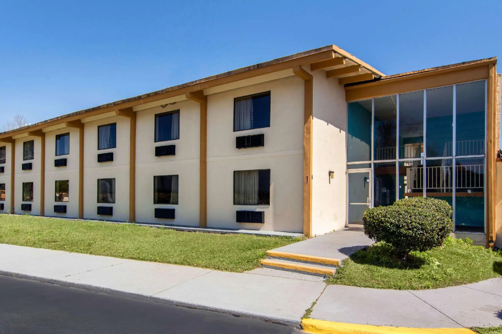 photo 1 of Travelodge by Wyndham Forsyth