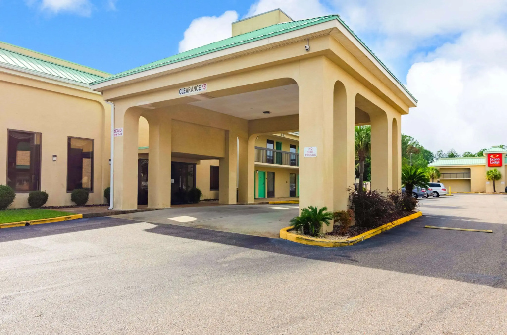 photo 1 of Econo Lodge Inn & Suites Gulfport Airport
