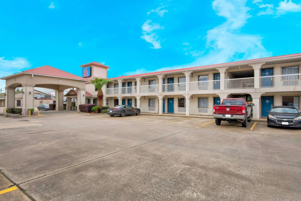 photo 1 of Motel 6 Sulphur, LA