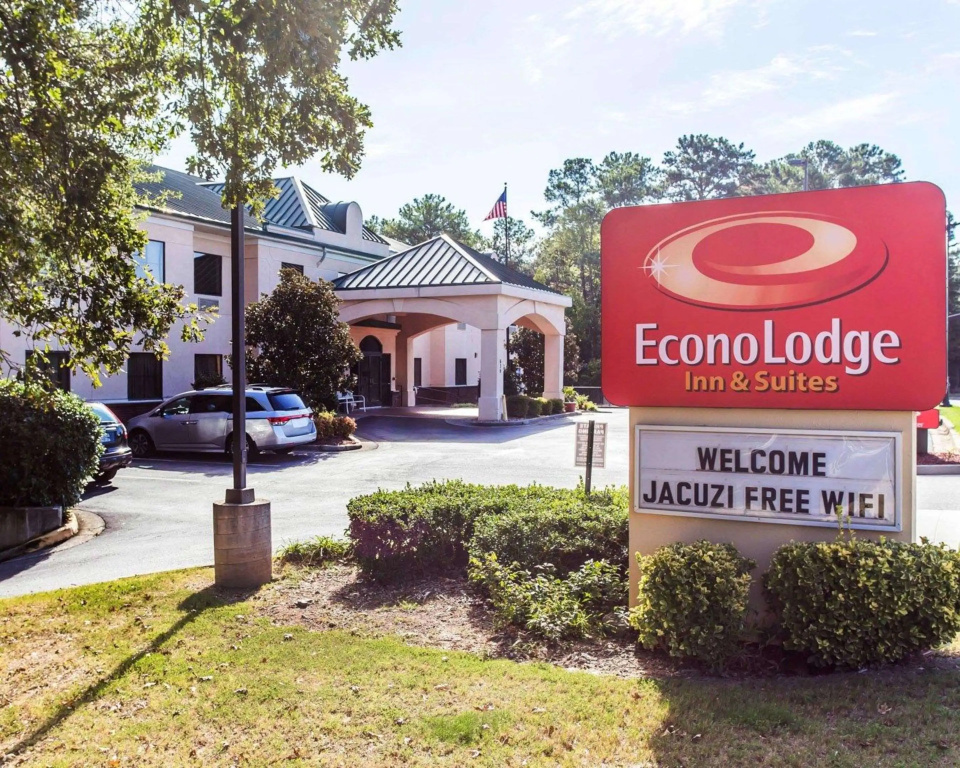 photo 1 of Econo Lodge Inn & Suites Marietta near Dobbins ARB