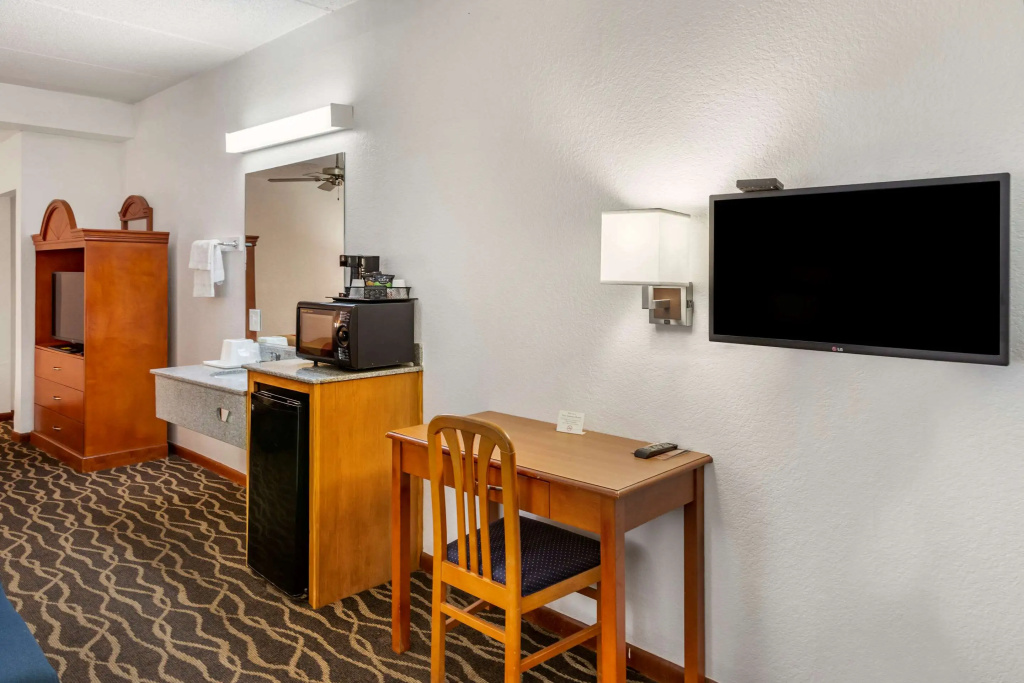 photo 1 of Econo Lodge Inn & Suites Albany North