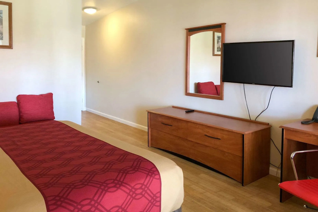 photo 1 of Econo Lodge Inn & Suites Oakland Airport