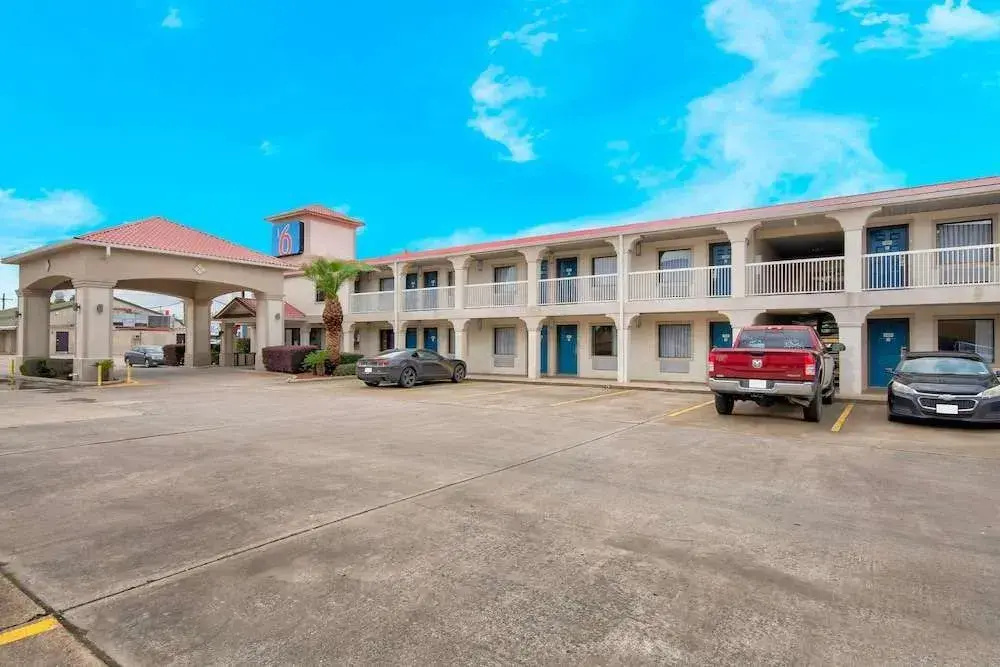 photo 1 of Econo Lodge Inn & Suites