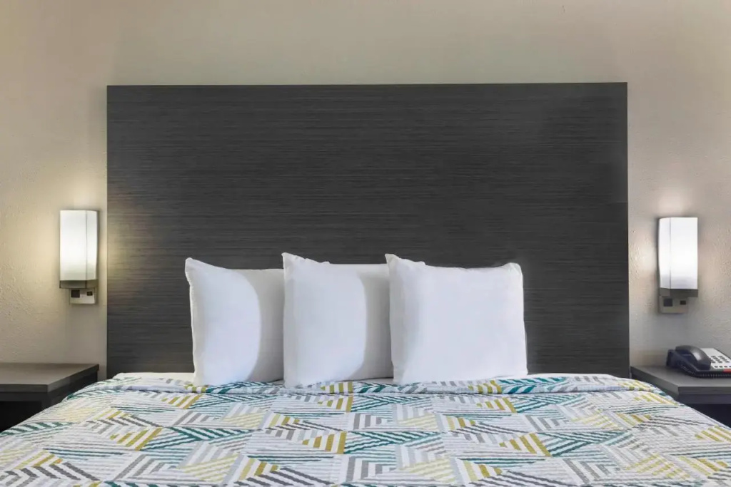 photo 1 of Econo Lodge Inn & Suites