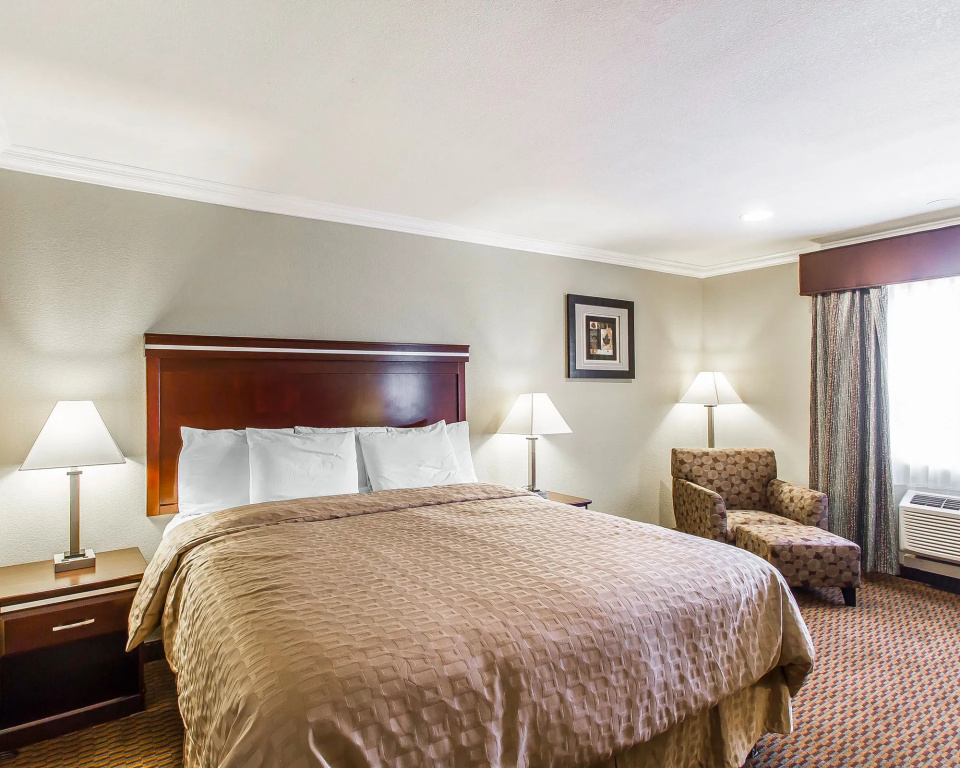 photo 1 of Econo Lodge Inn & Suites