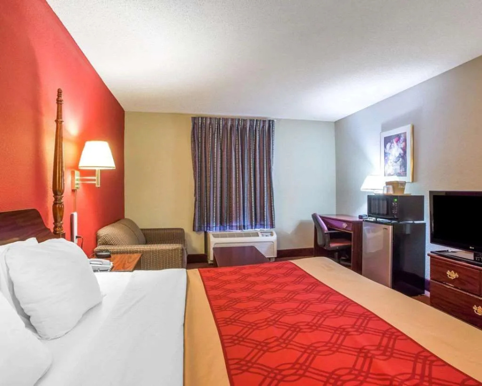 photo 1 of Econo Lodge Inn & Suites Canton