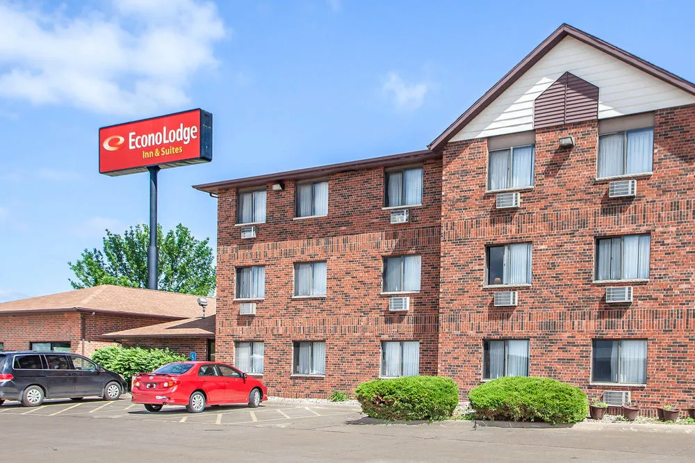 photo 1 of Econo Lodge Inn & Suites Davenport Area