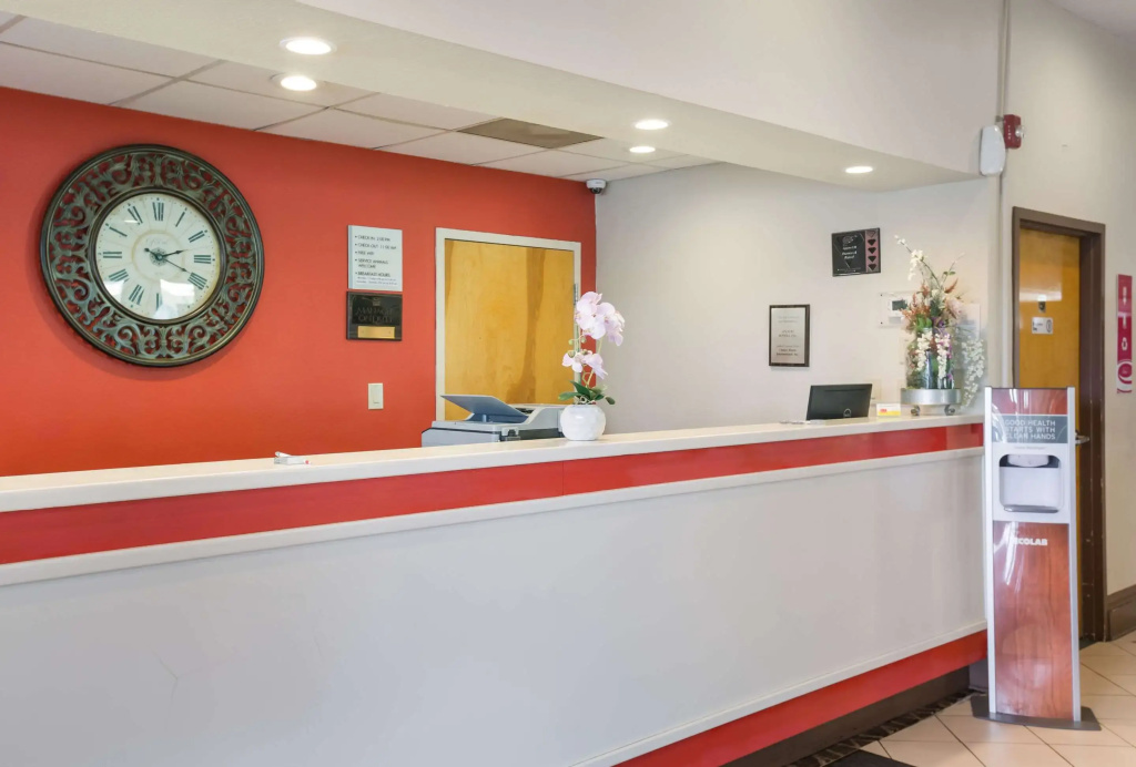 photo 1 of Econo Lodge Inn & Suites Hardeeville I-95