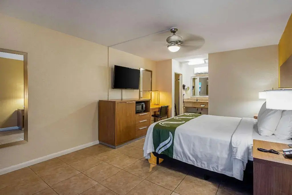 photo 1 of Econo Lodge Inn & Suites Hollywood Blvd