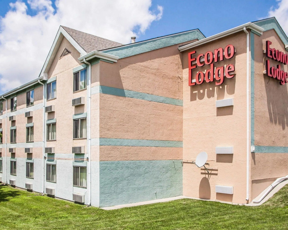 photo 1 of Econo Lodge Kansas City Airport