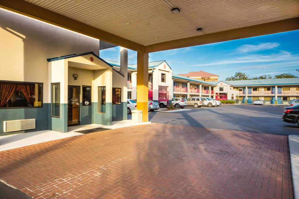 photo 1 of Econo Lodge Laurel
