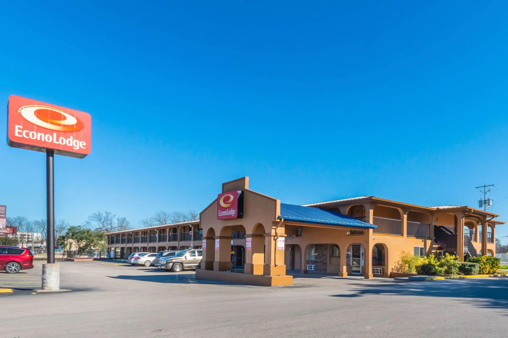 photo 1 of Econo Lodge San Marcos University Area