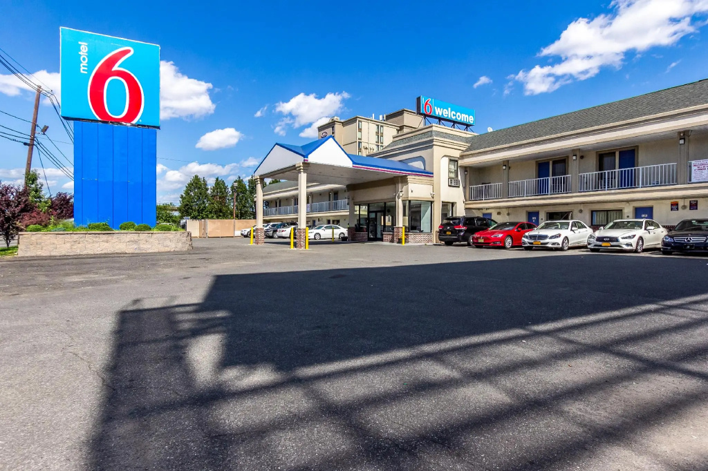 photo 1 of Motel 6 Elizabeth, NJ - Newark Liberty Intl Airport
